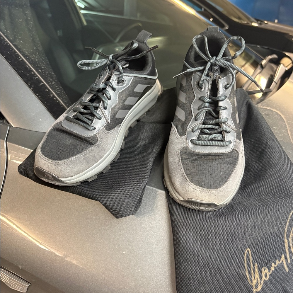 Gray and Black golf Shoes, men’s with storage bag